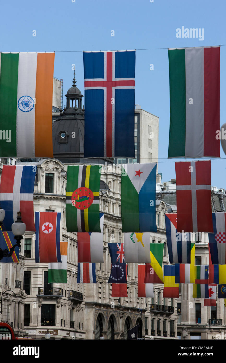 LONDON, 28. Juli 2012. Olympische Fahnen hängen in der Regent Street. London 2012. Stockfoto