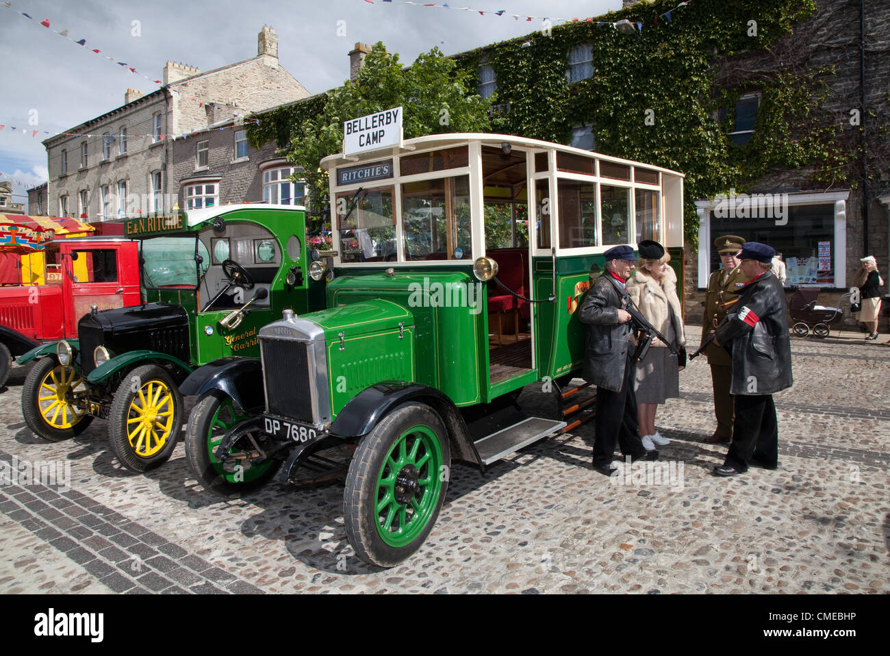 1926 20s Morris; Vorkriegs-Oldtimer auf Parade auf dem Marktplatz Leyburn   eines der größten historischen Motorenevents in Leyburns Sommerkalender das Kriegsnachführungswochenende 1940s, Wensleydale, North Yorkshire Dales, Richmondshire, Großbritannien Stockfoto