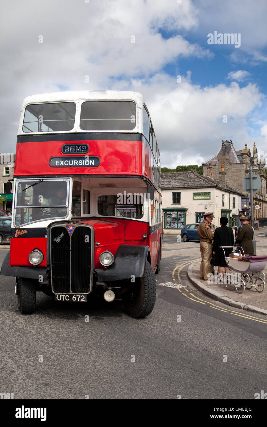 1955 50s Leyland AEC Vintage rot Double Decker Busausflug in der Nähe des Markts Leyburn. Eines der größten Ereignisse in Leyburn Kalender 1940s Kriegszeit Re-enactment Weekend, ein Sommerereignis am 28th. Und 29th 2012. Juli, Wensleydale, North Yorkshire Dales, Richmondshire, Großbritannien Stockfoto