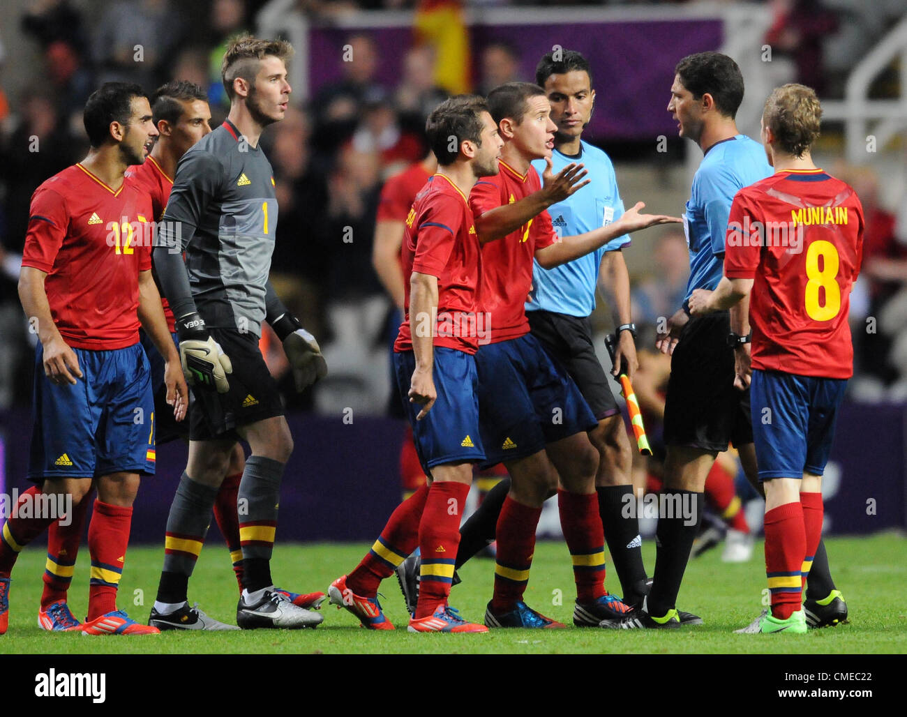 Spanien-Spieler KONFRONTIEREN Schiedsrichter Spanien V HONDURAS ST JAMES PARK NEWCASTLE ENGLAND 29. Juli 2012 Stockfoto