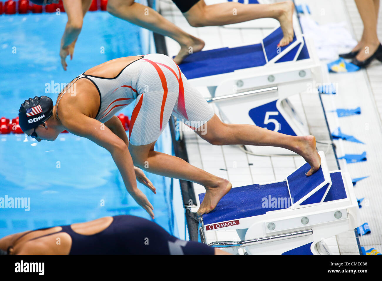 Rebecca Soni (USA) die Frauen 100 Meter Brustschwimmen Halbfinale der Olympischen Sommerspiele 2012, London, England ab. Stockfoto