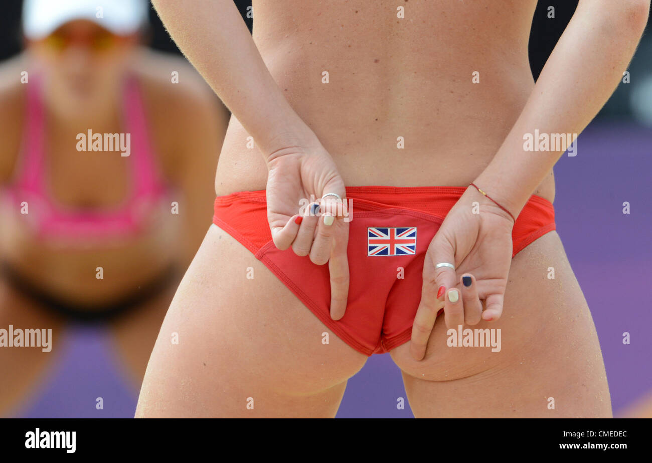 29.07.2012. London, England. Shauna Mullin (R) of Great Britain Gesten während der Frauen vorläufige Beach-Volleyball Spiel Mullin/Dampney (GBR) Vs Lessard/Martin (CAN) in Horse Guards Parade auf die 2012 Olympischen Spiele in London, London, Großbritannien, 29. Juli 2012. Stockfoto