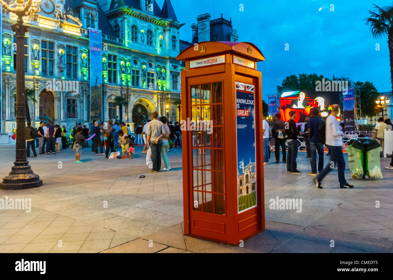 Paris, Frankreich - die Leute, die Live-übertragung auf Public Screen an Rathaus, 'Paris Plages' Stockfoto