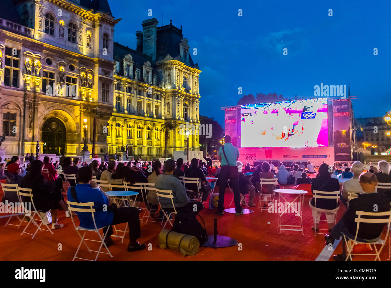 Paris, Frankreich - große Menschenmenge, Publikum bei Live-Übertragung auf dem öffentlichen Bildschirm, „Paris Plages“-Außenbildschirm, Sommersportveranstaltungen, Stockfoto