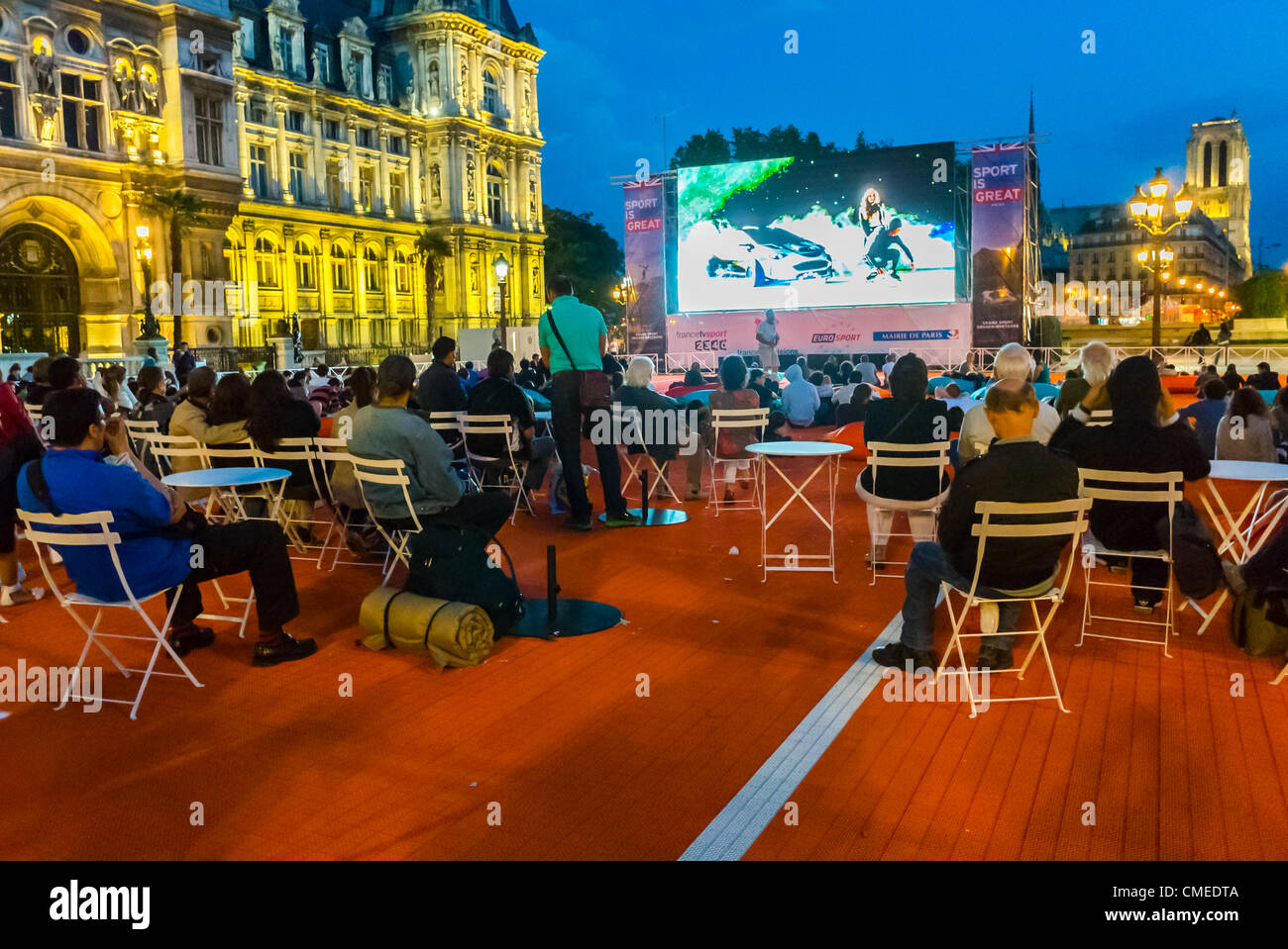 Paris, Frankreich, Laerge Crowd People, die Olympischen Spiele ansehen, Live-Übertragung auf dem öffentlichen Bildschirm „Paris Plages“ Fluss seine plages Sports Audience Night, Rathaus, Town Plaza Stockfoto
