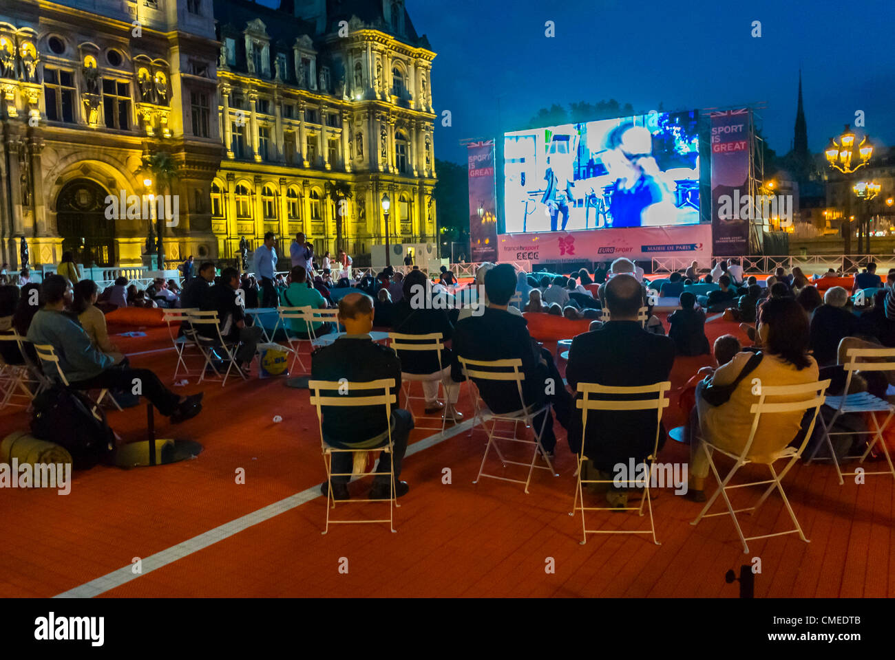 Paris, Frankreich - große Zuschauer sehen Live-Übertragungen der Olympischen Spiele auf öffentlichen Bildschirmen im Freien, Sommerveranstaltungen in Paris Plages, Sportpublikum Stockfoto