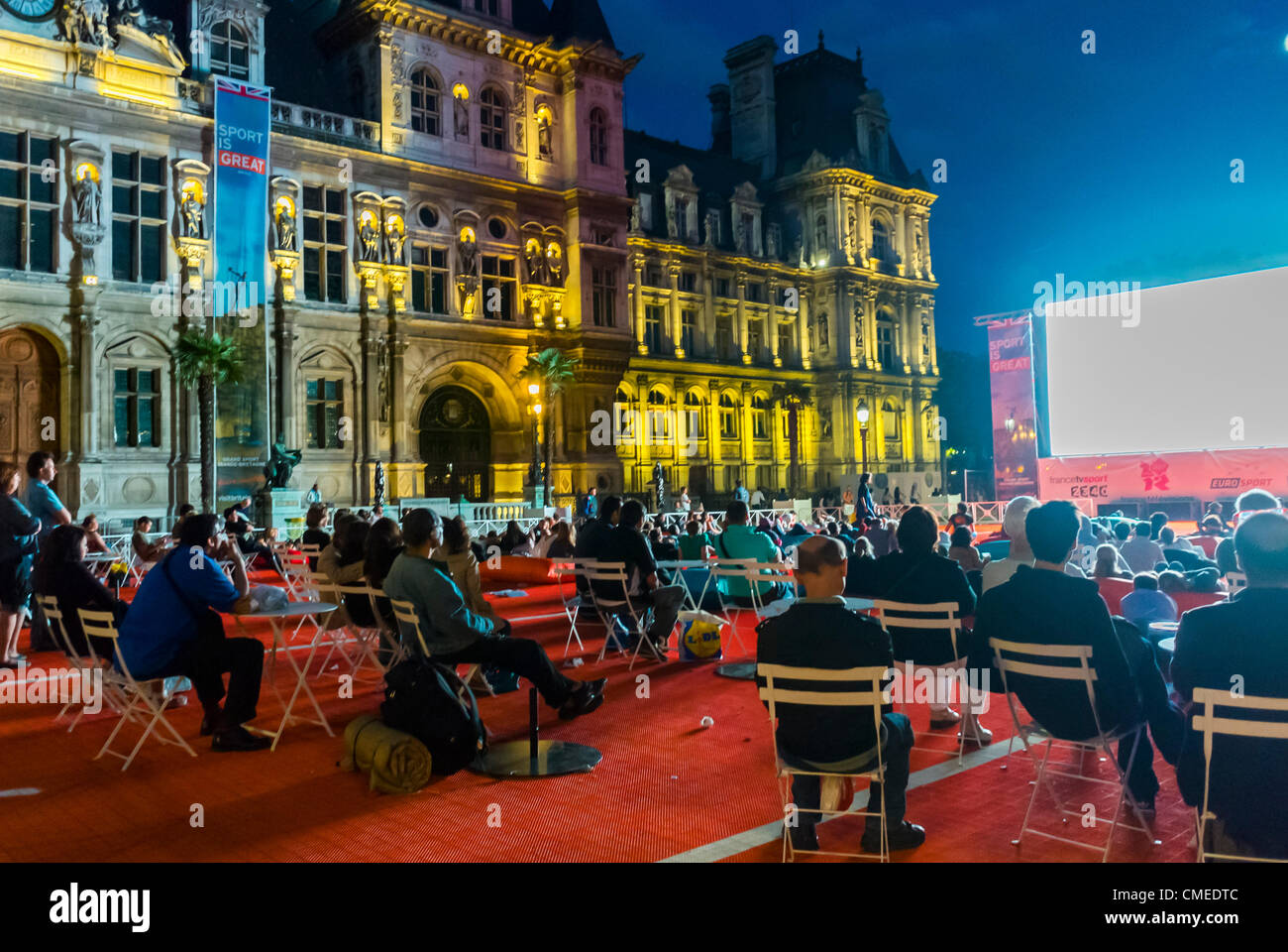 Paris, Frankreich - große Menschenmengen sitzen draußen, sehen Olympische Spiele, Publikum von hinten, Live-Übertragung auf der öffentlichen Leinwand in Paris Plages, Sommerveranstaltungen Stockfoto