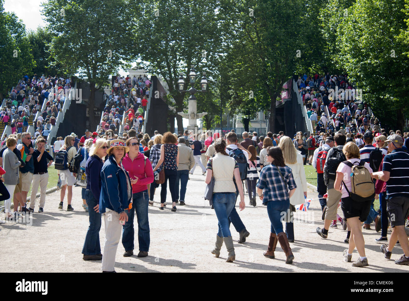 Olympia-Fans Queing für den Reitsport in Greenwich Stadtmitte. Greenwich Boden zum Stillstand als fünfzigtausend Olympia-Fans zum Royal Park abgestiegen. Verkehr durch die meisten von Südlondon Boden zum Stillstand. Stockfoto