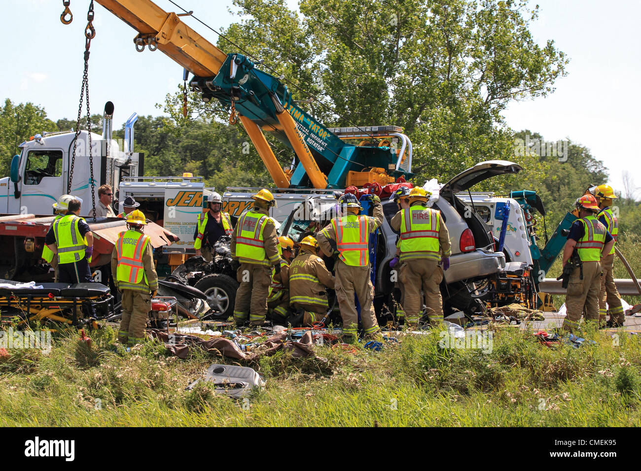 Montag, 30. Juli 2012--Emergency Arbeiter versuchen, den Treiber ein Sport Utility Vehicle zu befreien, die in der Rückseite des Semi-Tieflader auf i-94 nahe Meilenmarkierung 6 in Hudson, Wisconsin, USA stürzte. Mindestens eine Person starb bei dem Unfall. Stockfoto