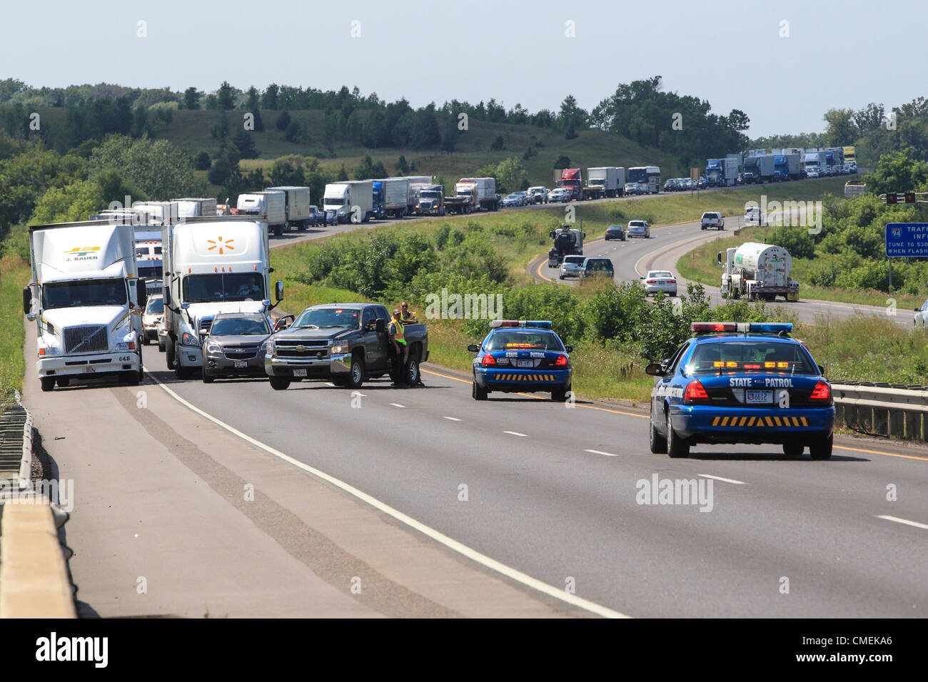 Montag, 30. Juli 2012--Verkehr sichert auf Interstate 94 nach hinten ein Flachbett Auflieger Meilenmarkierung 6 in Hudson, Wisconsin, USA ein Sport Utility Vehicle prallte. Mindestens eine Person starb bei dem Unfall. Stockfoto