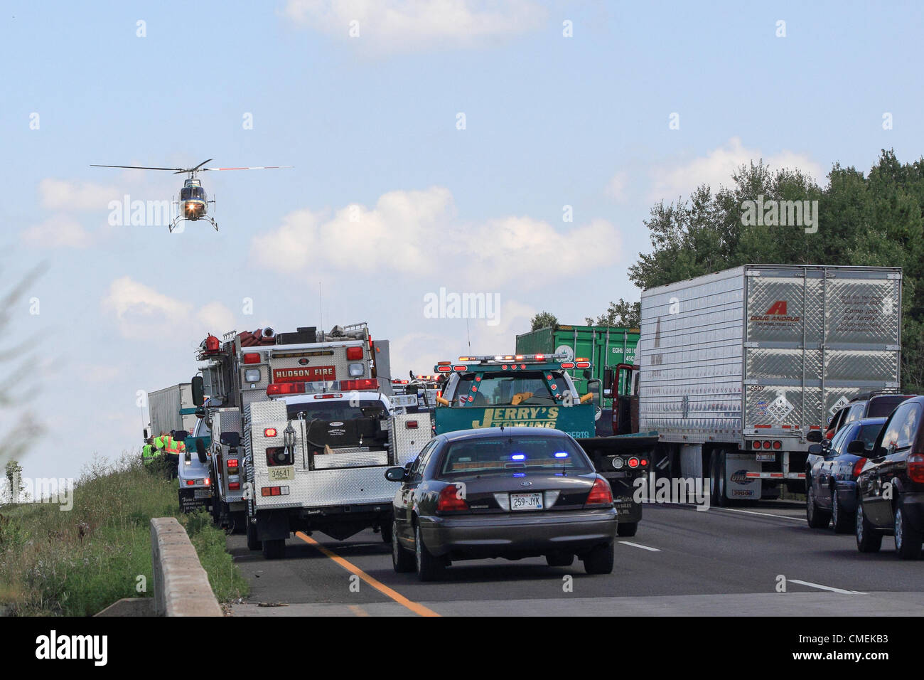 Montag, 30. Juli 2012--A LifeFlight Hubschrauber transportiert ein Opfer aus der Szene von einem tödlichen Unfall auf der Interstate 94 in Hudson, Wisconsin, USA. Der Unfall ereignete sich um ca. 01:30 Montag Nachmittag als ein Sport Utility Vehicle mit vier Passagiere in den hinteren ein Semi-Tieflader abgestürzt. Mindestens eine Person starb bei dem Unfall. Stockfoto