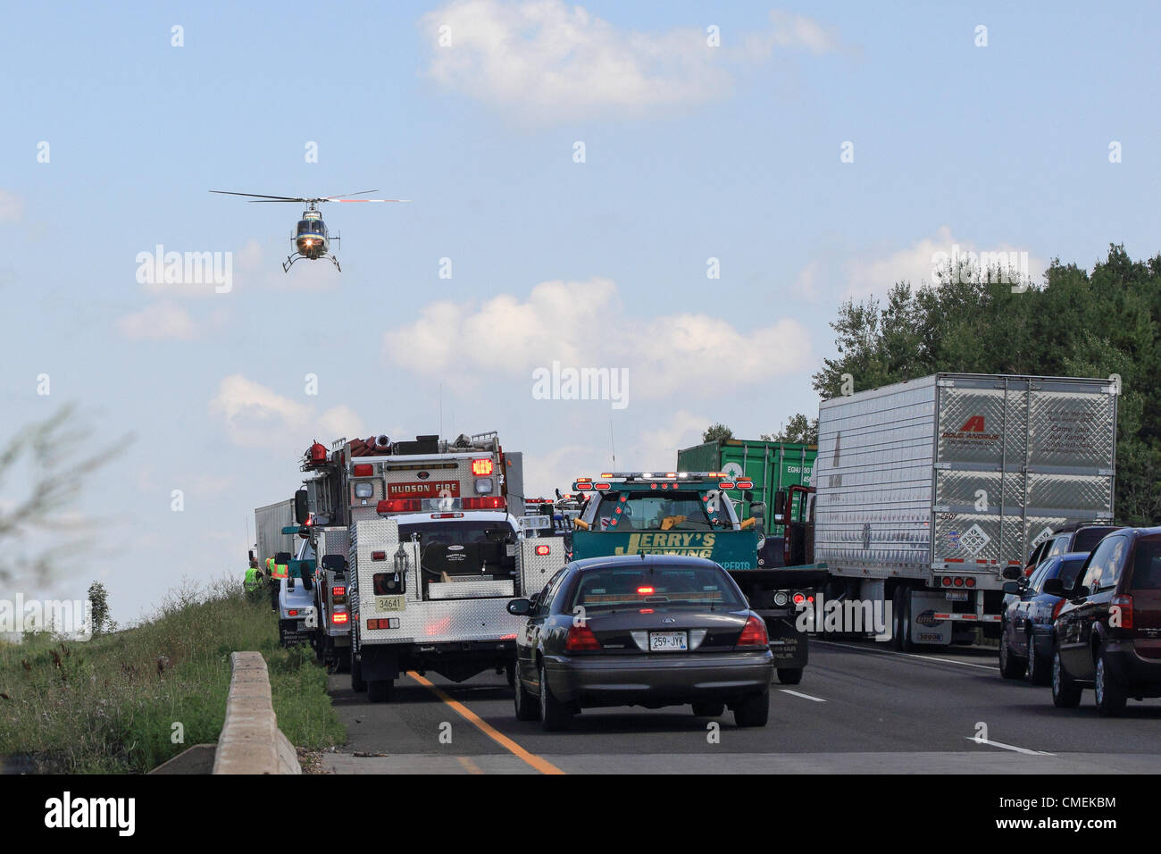 Montag, 30. Juli 2012--A LifeFlight Hubschrauber transportiert ein Opfer aus der Szene von einem tödlichen Unfall auf der Interstate 94 in Hudson, Wisconsin, USA. Der Unfall ereignete sich um ca. 01:30 Montag Nachmittag als ein Sport Utility Vehicle mit sechs Passagiere in den hinteren ein Semi-Tieflader abgestürzt. Mindestens eine Person starb bei dem Unfall. Stockfoto