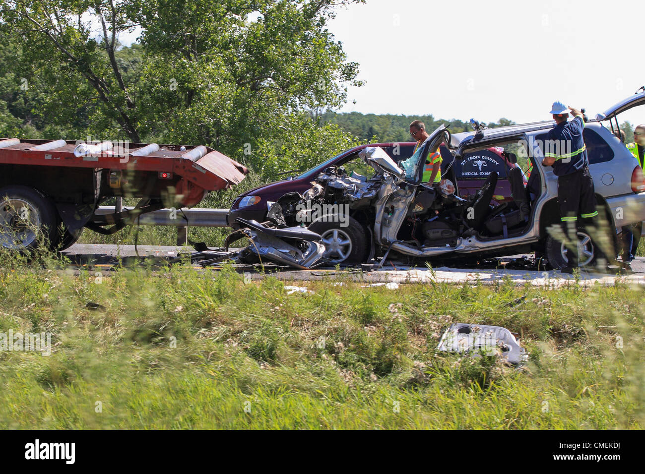 Montag, 30. Juli 2012--The County Medical Examiner Fahrzeug am Tatort eines tödlichen Unfalls in der Nähe von Hudson, Wisconsin, USA zu sehen. Der Unfall ereignete sich, als ein Sport Utility Vehicle in der Rückseite des Semi-Tieflader auf i-94 nahe Milemarker 6 stürzte, verursacht mindestens einen Todesfall. Stockfoto