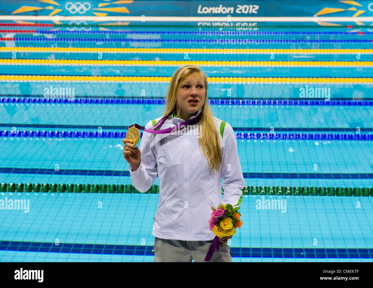 30. Juli 2012 - London, England, Vereinigtes Königreich - 15 jährige Goldmedaille Sieger Ruta Meilutyte (LTU) mit ihrer Medaille in der Frauen 100-Meter-Brustschwimmen in London Olympics 20120 im Aquatics Center am 30. Juli 2012 in London, Vereinigtes Königreich... Ruta Meilutyte wurde seit 1972 der jüngste gewinnt eine Medaille. (Kredit-Bild: © Paul Kitagaki Jr./ZUMAPRESS.com) Stockfoto