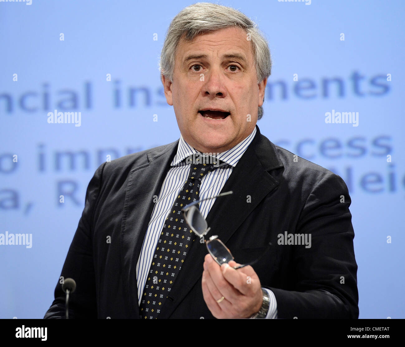 31. Juli 2012 Adressen - Brüssel, Belgien - EU-Kommissar für Industrie und Unternehmertum ANTONIO TAJANI Medien, da er den Bau Sektor Aktionsplan am Sitz Europäischen Kommission (EC) präsentiert. Die EG eingereicht, eine Strategie zur Steigerung des Sektors und Bau als treibende Kraft bei der Schaffung von Arbeitsplätzen und für ein nachhaltiges Wachstum für die Wirtschaft zu fördern.  (Kredit-Bild: © Wiktor Dabkowski/DPA/ZUMAPRESS.com) Stockfoto