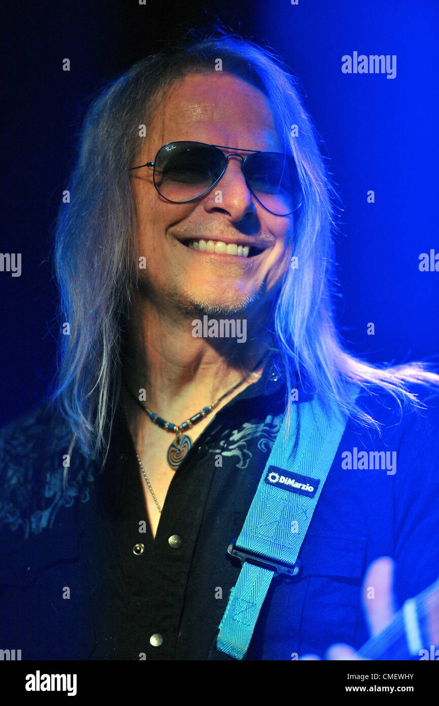 US-amerikanischer Rock-Gitarrist Steve Morse führt live auf dem G3 2012 Europa Tour Konzert in Prag, Tschechien am 31. Juli 2012. (CTK Foto/Michal Dolezal) Stockfoto