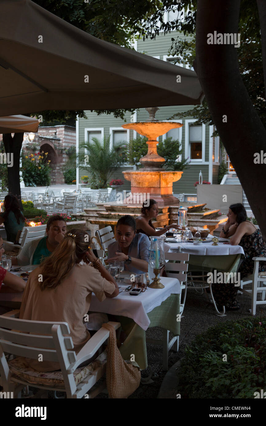 Istanbul, Türkei. Dienstag, 31. Juli 2012. Ramazan (Ramadan) ist fast die Hälfte vorbei. Oberschicht türkische Muslime darauf warten, ihr Fasten zu brechen, in einem Restaurant am Sultan Ahmet Viertel, die Altstadt von Istanbul, Türkei. Stockfoto