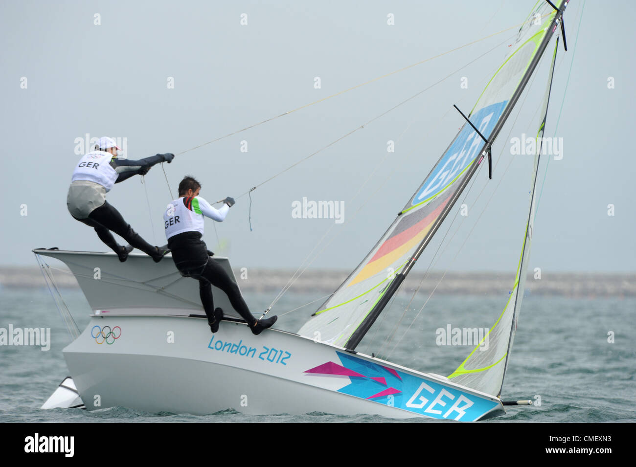 Olympischen Spiele 2012 in London: Segeln, Aktion während der London 2012 Olympische Spiele am Ort Weymouth & Portland, Dorset, England, UK. Tobias Schadewaldt und Hannes Baumann aus Deutschland, die zweimal in den beiden 49er Rennen 31. Juli 2012 kenterte Bild von: DORSET MEDIA SERVICE Stockfoto