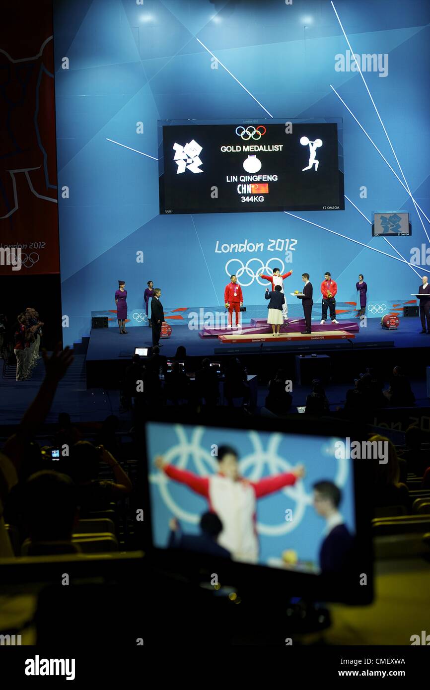 31. Juli 2012 - London, England, Vereinigtes Königreich - Medaille Sieger des Wettbewerbes 69 kg Gewichtheben (Gold) LIN QINGFENG, (Silber) TRIYATNO TRIYATNO, (Bronze) MARTIN RAZVAN CONSTANTIN feiern bei der Preisverleihung am fünften Tag der Olympischen Spiele London 2012 im Excel Centre. (Kredit-Bild: © Mark Makela/ZUMAPRESS.com) Stockfoto