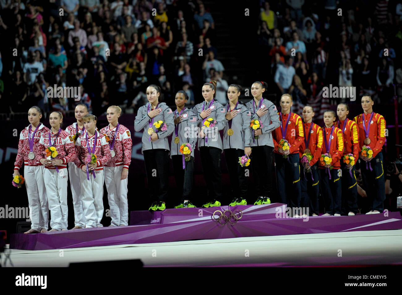 London 2012. Gymnastik-Damen-Team-Finale 31.7.12. Greenwich Arena. USA Russland Rumänien auf dem Podium nach das Damen-Team-Finale Stockfoto