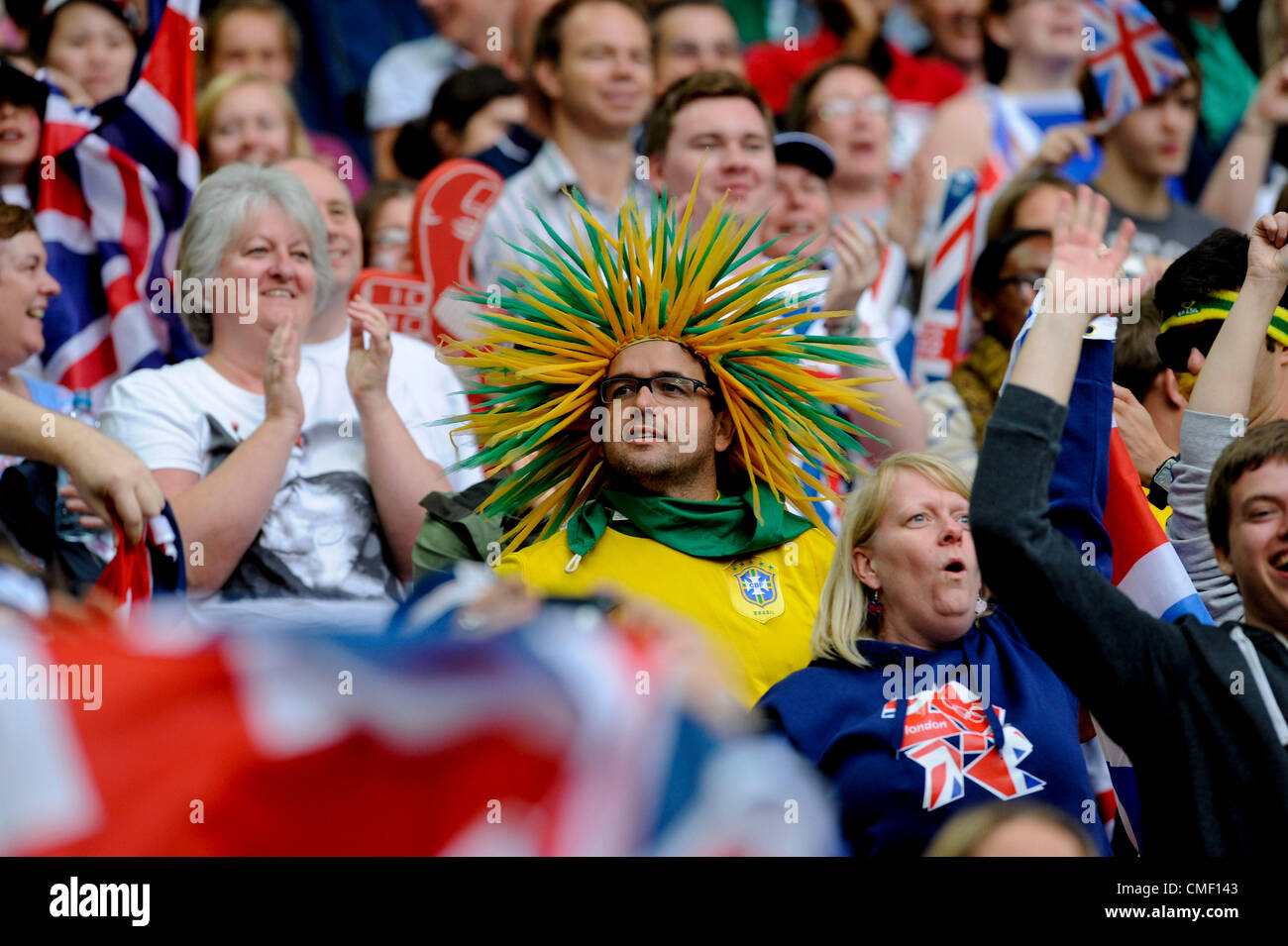 31.07.2012 London, England. Fans während der Olympischen Frauen Gruppe E vorläufige Spiel zwischen Team GB und Brasilien vom Wembley Stadion entfernt. Team GB gewann ein enges Spiel nach dem Spielstand von 1: 0. Stockfoto