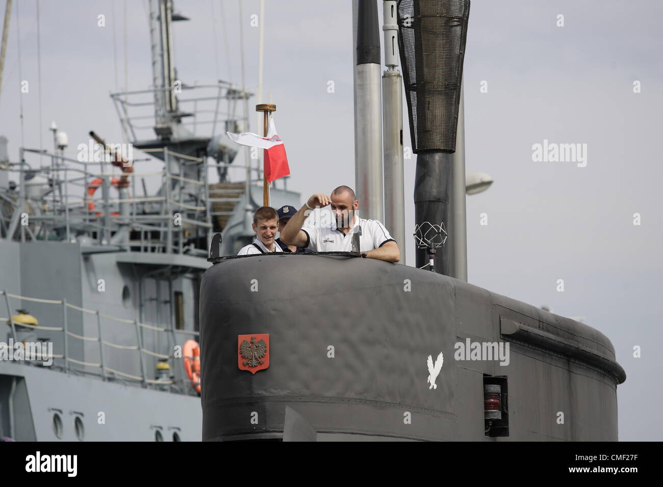 Gdynia, Polen 1. August 2012 die einzige Pole in der NBA (Phoenix Suns) besuchen polnischen Marinestützpunkt in Gdynia.  Marcin Gortat besuchten zwei polnischen u-Boote - ORP Orzel und ORP Sokol und auch Marine Rakete Fregatte. Stockfoto
