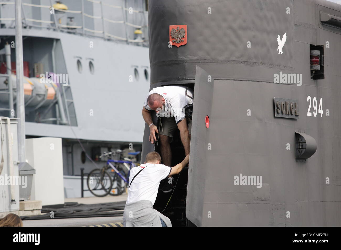 Gdynia, Polen 1. August 2012 die einzige Pole in der NBA (Phoenix Suns) besuchen polnischen Marinestützpunkt in Gdynia.  Marcin Gortat besuchten zwei polnischen u-Boote - ORP Orzel und ORP Sokol und auch Marine Rakete Fregatte. Stockfoto
