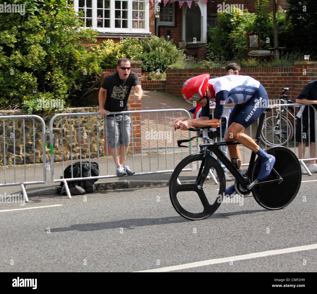 1. August 2012. Thames Ditton, England, Vereinigtes Königreich. London 2012 Olympischen Zeitfahren Herren Sieger Bradley Wiggins übergibt jubelnden Fans. Stockfoto