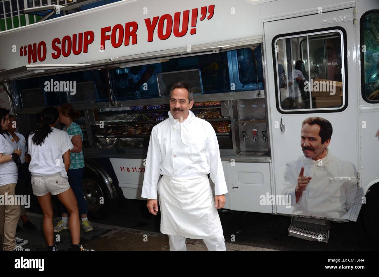 New York, USA. 1. August 2012. Larry Thomas bei einem öffentlichen Auftritt nach Soup Nazi Seinfeld Food Truck in NYC, Pix Plaza, New York, USA. Stockfoto