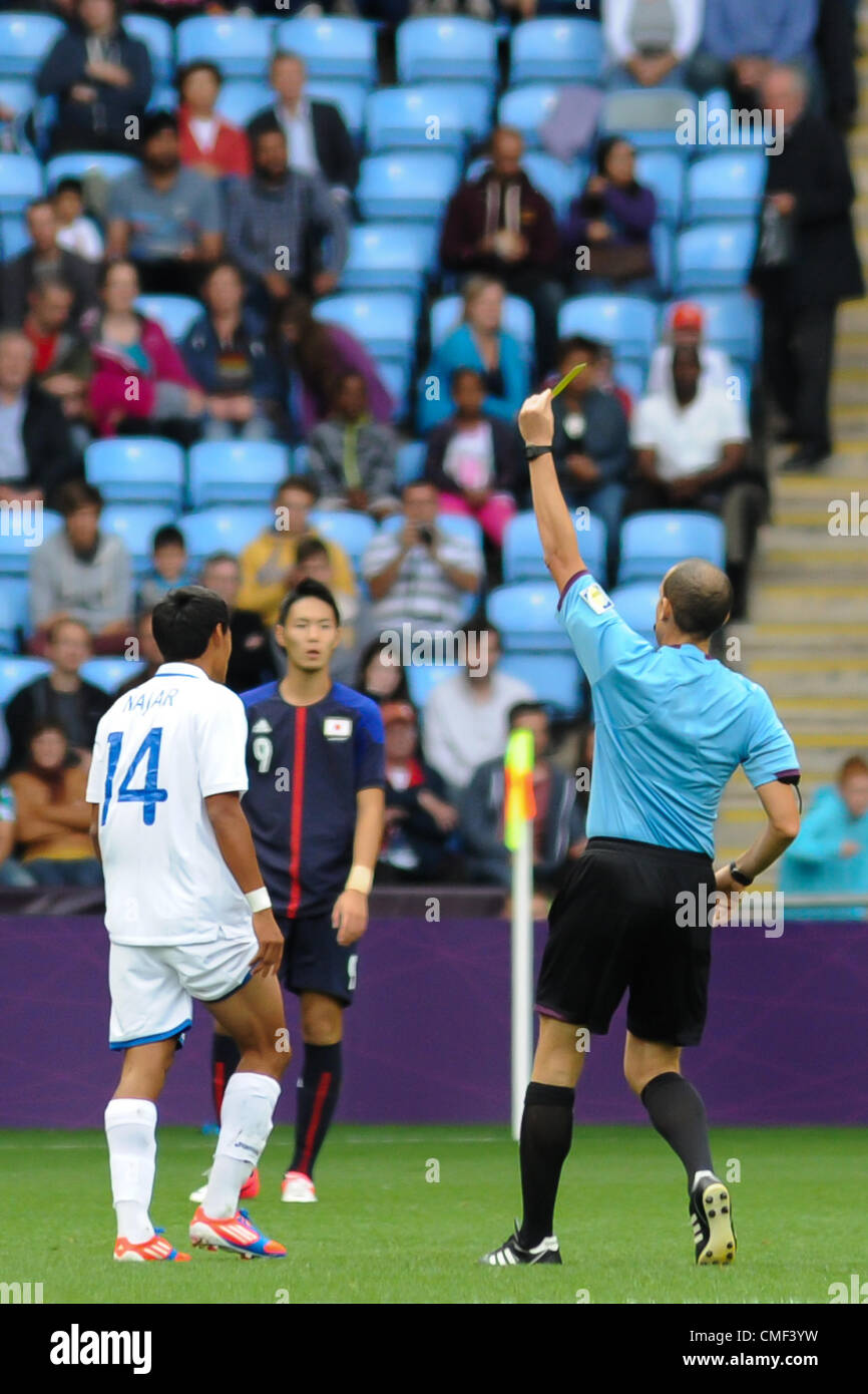 01.08.2012 Coventry, England. Andy NAJAR (Honduras) ist die während der Olympischen Fußball-Herren-Vorrunde Spiel zwischen Japan und Honduras aus City of Coventry Stadium verwarnt Stockfoto