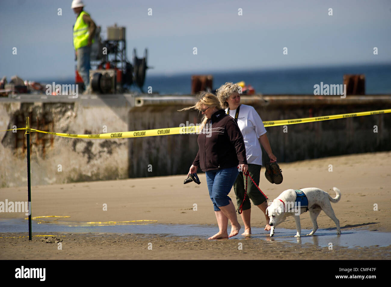 1. August 2012 - Newport, Oregon, US - Arbeiter beginnen den Prozess der einen massive gestrandeten Dock in Stücke schneiden, auf Agate Beach in der Nähe von Newport.  Die riesigen japanischen Dock wurde vom letztjährigen Tsunami weggerissen und vor fast zwei Monaten an einer Oregon Strand gespült. Der japanischen Tsunami riss das Dock im März 2011 Lose aus ihrer Verankerung in der nördlichen japanischen Misawa. Eine 15-Monats-Odyssee über den Pazifik endete am 5. Juni bei einer Flut. (Bild Kredit: Robin Loznak/ZUMAPRESS.com ©) Stockfoto