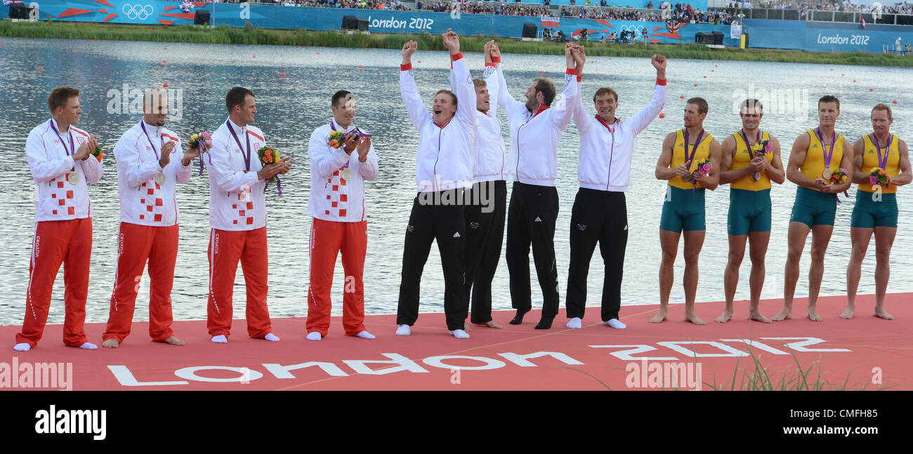 03.07.2012. Eton Dorney, Berkshire, England.  Karl Schulze (L-R), Philipp Wende, Lauritz Schoof, Tim Grohmann Deutschlands feiern nach dem Gewinn der Herren Quadruple Sculls Finale mit zweite platzierte Mannschaft Kroatiens mit David Sain, Martin Sinkovic, Damir Martin, Valent Sinkovic und dritte platziert Christopher Morgan, Karsten Forsterling, James McRae, Daniel Noonan von Australien während des Rowing-Wettbewerbs in Eton Dorney in London 2012 Olympische Spiele Kredit : Aktion Plus Sportbilder / Alamy Live News Stockfoto
