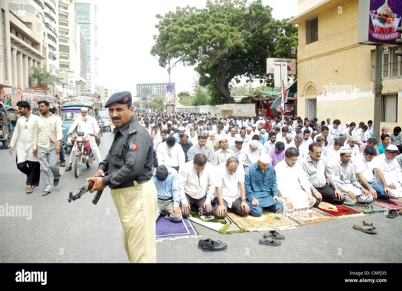 Polizist steht Wache während der zweiten Freitagsgebet des Heiligen Monats Ramadan-Ul-Mubarak an der I.I.Chandrigar Road in Karachi auf Freitag, 3. August 2012. Stockfoto