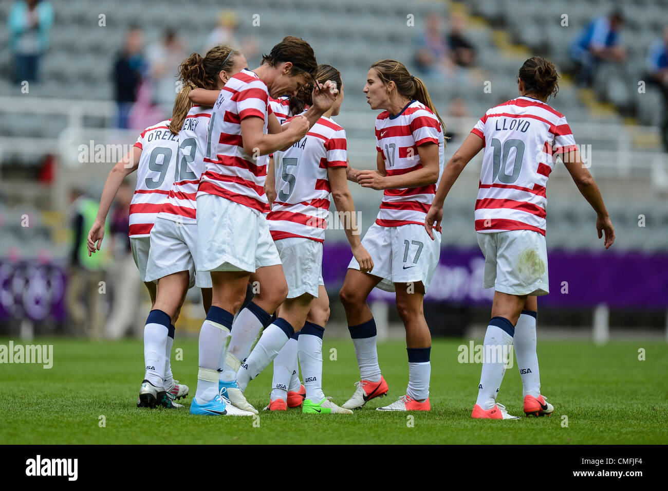 03.08.2012 Newcastle, England. Team USA feiern Sydney Leroux Ziel während des Olympischen Fußball-Frauen Quartal Endspiel zwischen den USA und Neuseeland von St James Park. Stockfoto