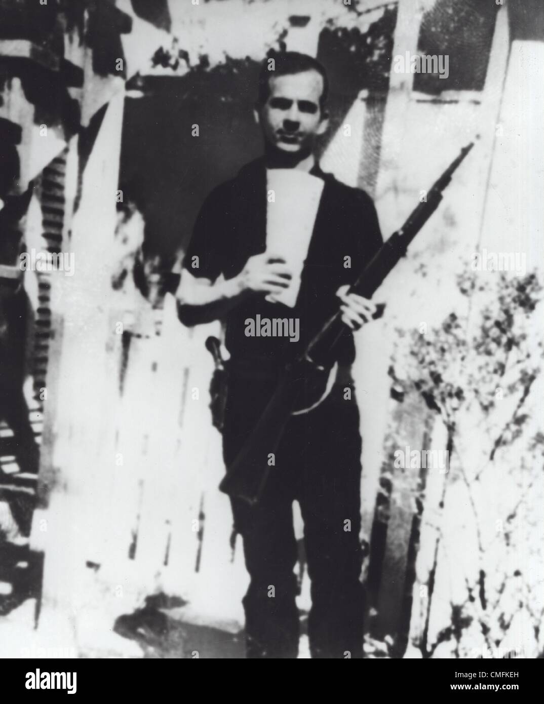 LEE HARVEY OSWALD 1963 als er in seinem Hinterhof in Dallas stellte. (Kredit-Bild: © Bh Foto/Globe Photos/ZUMAPRESS.com) Stockfoto