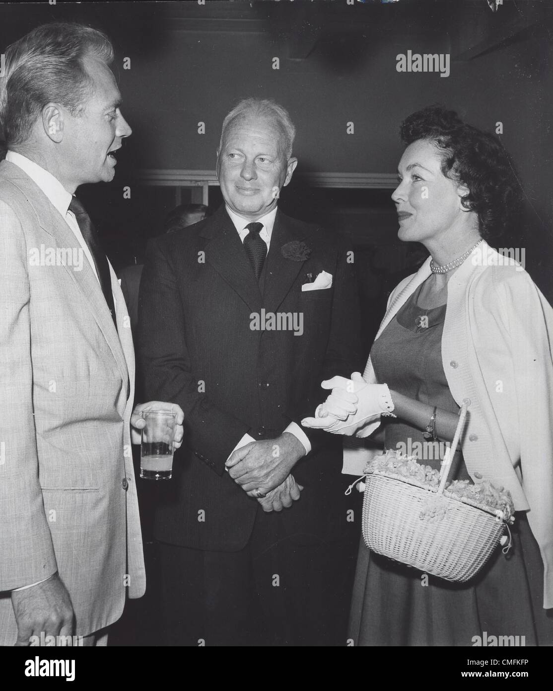 MAUREEN O'SULLIVAN mit John Farrow und Lyle Bettger. Geliefert von Fotos, inc. (Kredit-Bild: © von Globe Fotos, Inc/Globe Photos/ZUMAPRESS.com geliefert) Stockfoto