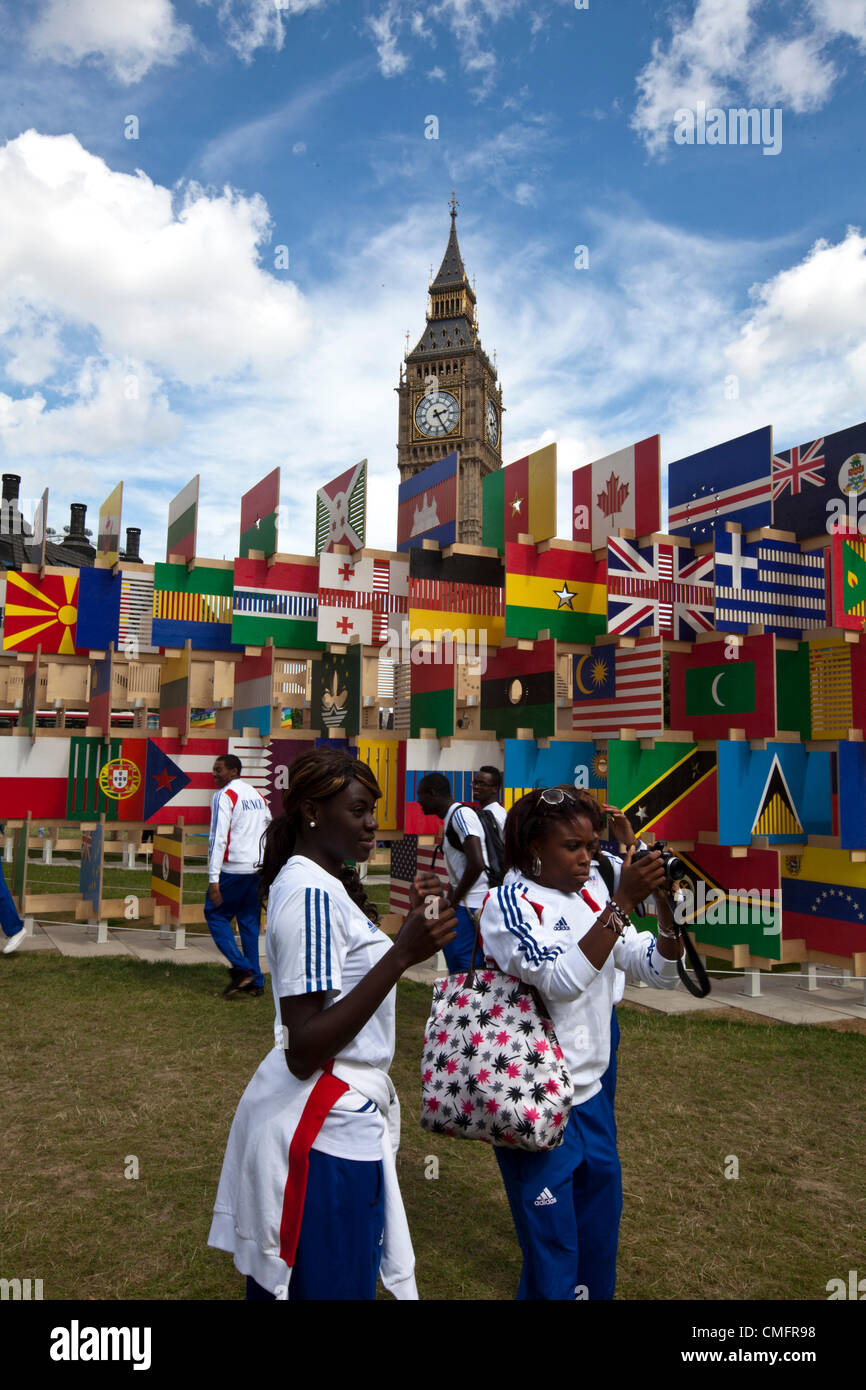 Französische Olympiamannschaft tun das "Tourist" im Londoner Parlament SQUARE, während den Spielen 2012 Stockfoto