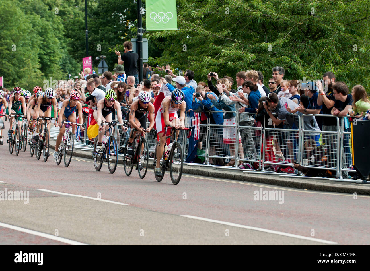 London, UK, Samstag, 4. August 2012.  Dänemarks Line Jensen führt die Packung, dicht gefolgt von Gesamtsieger Nicola Spirig der Schweiz, wie sie im Radsport Stadium von der Frauen Triathlon im Londoner Hyde Park Rennen. Das Rennen gewann schließlich Schweizer Nicola Spirig, Abholung Gold, mit Schwedens Lisa Norden Platzierung Sekunde und die Silbermedaille und Australiens Erin Densham Platzierung von Dritten und der Bronze. Stockfoto