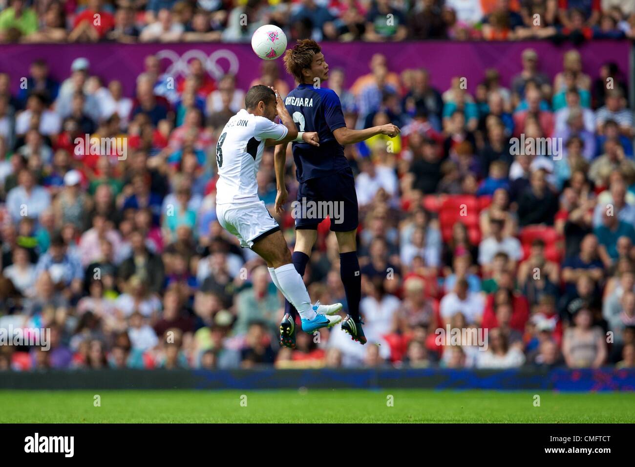 VEREINIGTES KÖNIGREICH. 04.08.2012 Manchester, England. Japan Mittelfeldspieler Takahiro Ogihara und Ägypten Mittelfeldspieler Shehab El-Din Ahmed in Aktion während des Spiels Viertelfinale zwischen Japan und Ägypten im Old Trafford. Japan gewann das Spiel durch eine Kerbe von 3: 0, um das Turnier Halbfinale zu gelangen. Stockfoto