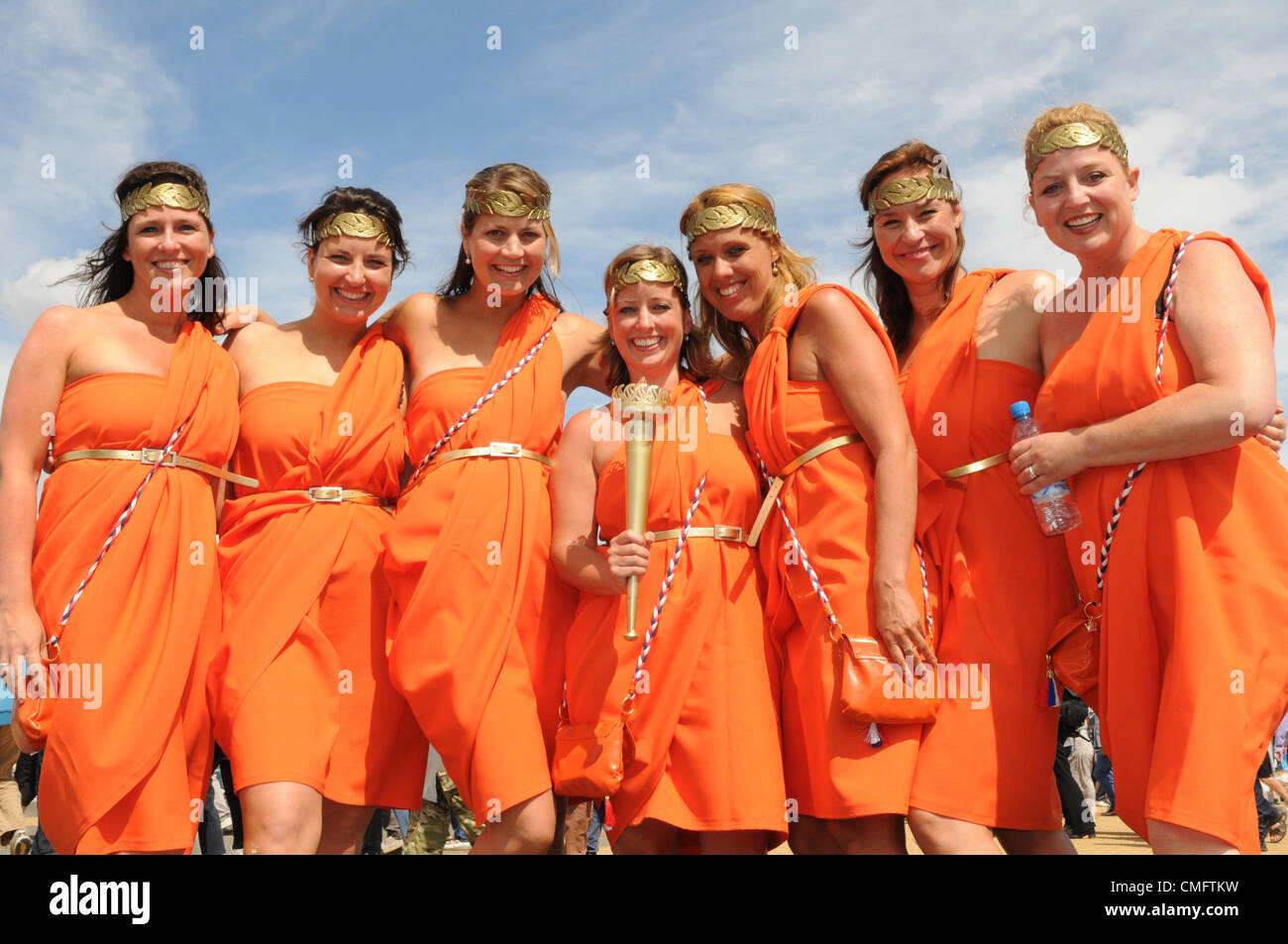 Eine Gruppe von Holland-Fans genießen Sie die Atmosphäre in der 2012 Olympic Park, London auf Freitag, 3. August 2012. Stockfoto