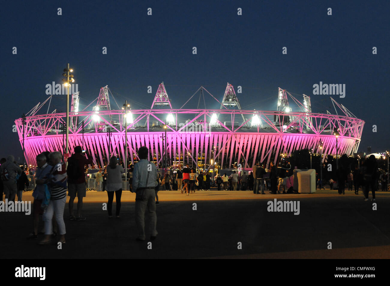 Zuschauer versammeln sich zu fotografieren mit Flutlicht 2012-Leichtathletik-Stadion als Dämmerung fällt im Jahr 2012 Olympic Park, London am 3. August 2012. Stockfoto