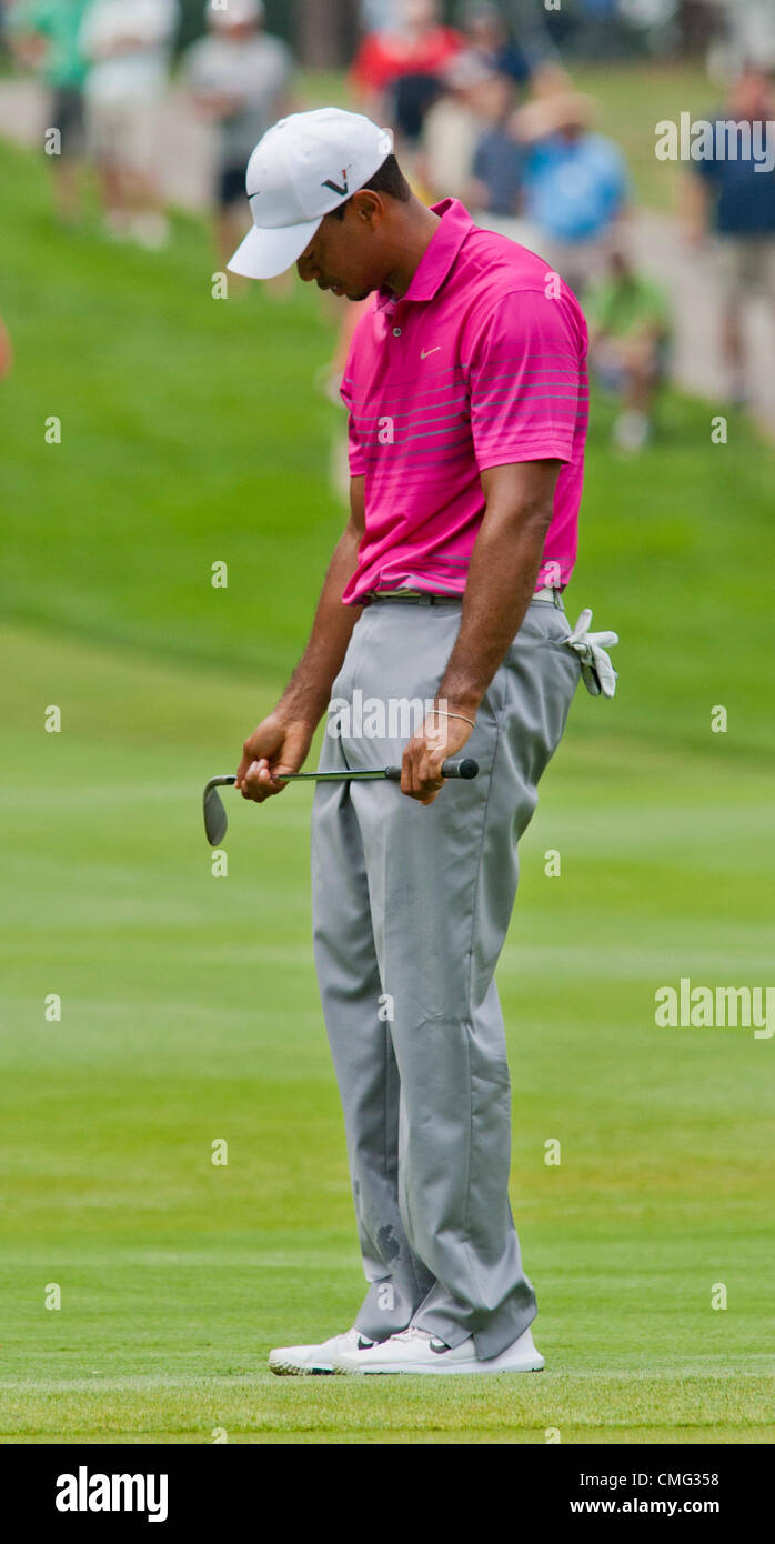 4. August 2012: Tiger Woods reagiert auf seine Annäherungsschlag gesäumt bis zum 10. grüne während der dritten Runde der World Golf Championship-Bridgestone Invitational im Firestone Country Club in Akron, Ohio.  Nur zur redaktionellen Verwendung *** Stockfoto
