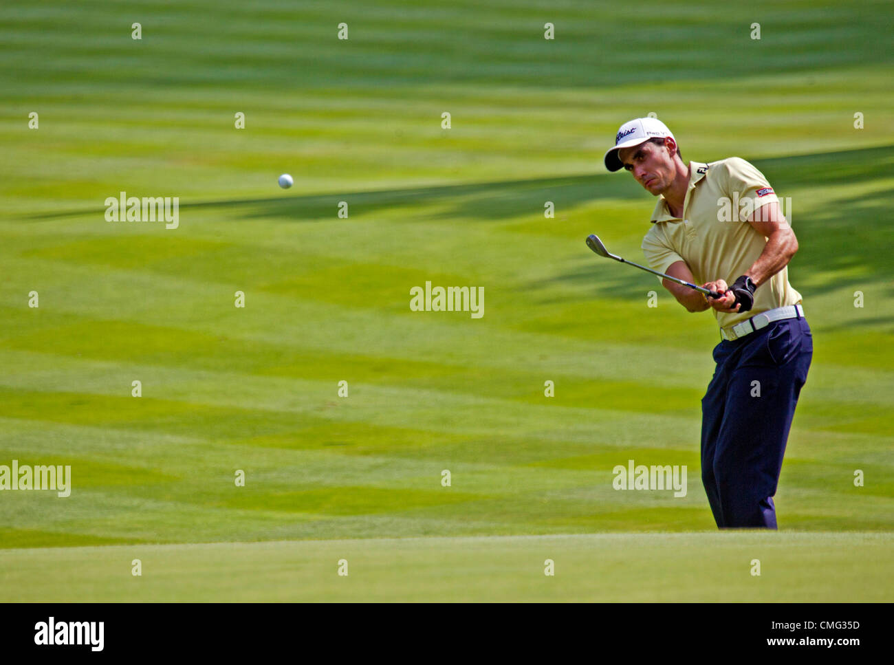 4. August 2012: Rafael Cabrera-Bello chips zum neunten Green, während der dritten Runde der World Golf Championship-Bridgestone Invitational im Firestone Country Club in Akron, Ohio.  Nur zur redaktionellen Verwendung *** Stockfoto