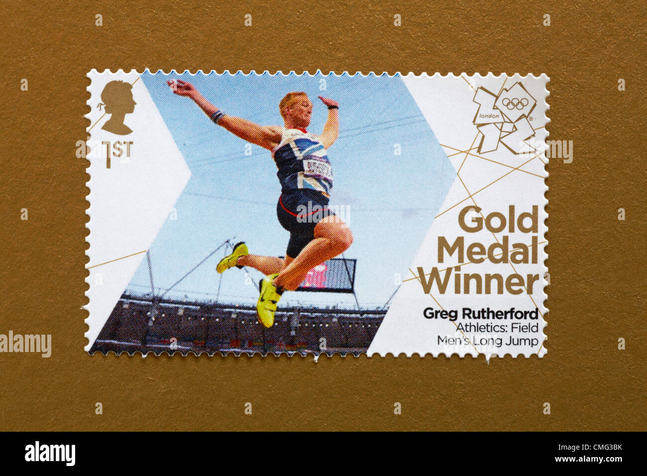 UK Sonntag, 5. August 2012. Ehren-Goldmedaillen-Gewinner Greg Rutherford in Leichtathletik Feld Männer Weitsprung Veranstaltung Stempel. Stempel gekauft und steckte auf Gold Olympische Unterstützer zukommen. Stockfoto