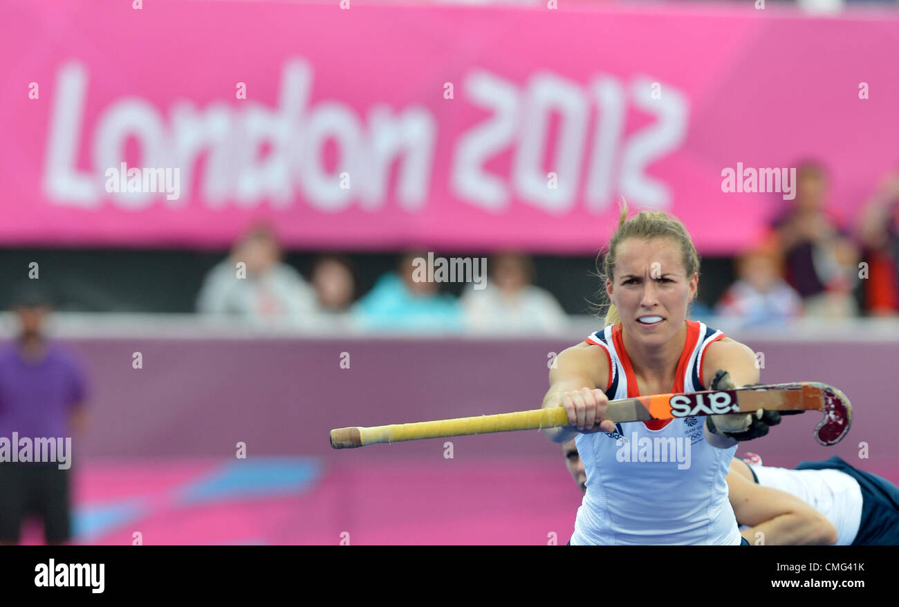 04.08.2012. London England.  Laura Bartlett OfTeam GBS-Frauen-Hockey-Team in Aktion gegen China. Riverbank Arena, London Olympischen Spiele in London 2012 Stockfoto