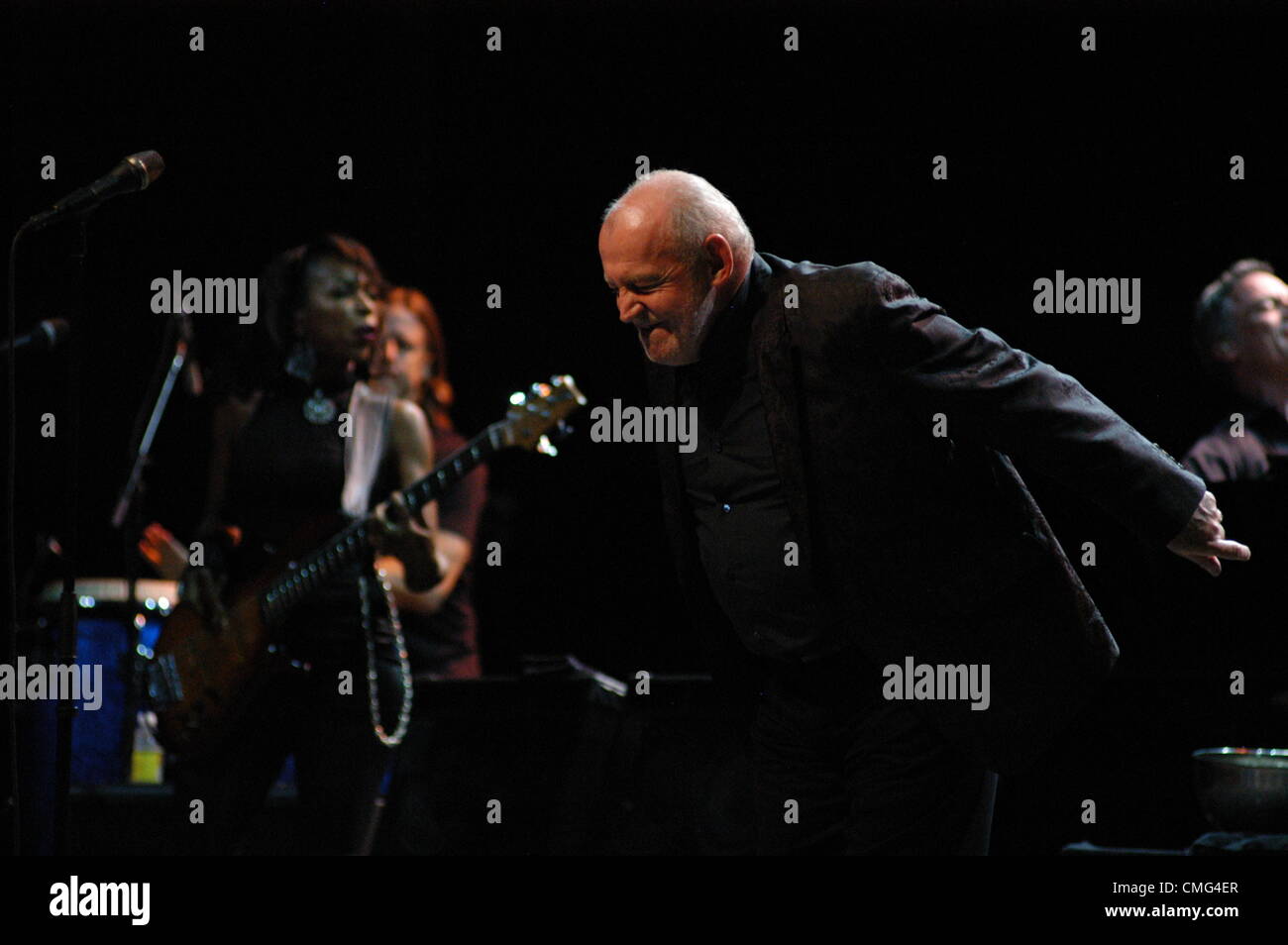 Joe Cocker betritt die Bühne im MGM Grand im Foxwoods Resort Casino in Mashantucket CT am 4. August 2012, und erhielt mehrere Ovationen für seine emotionale Interpretationen der Lieder. Fotos von Anna Barber Stockfoto