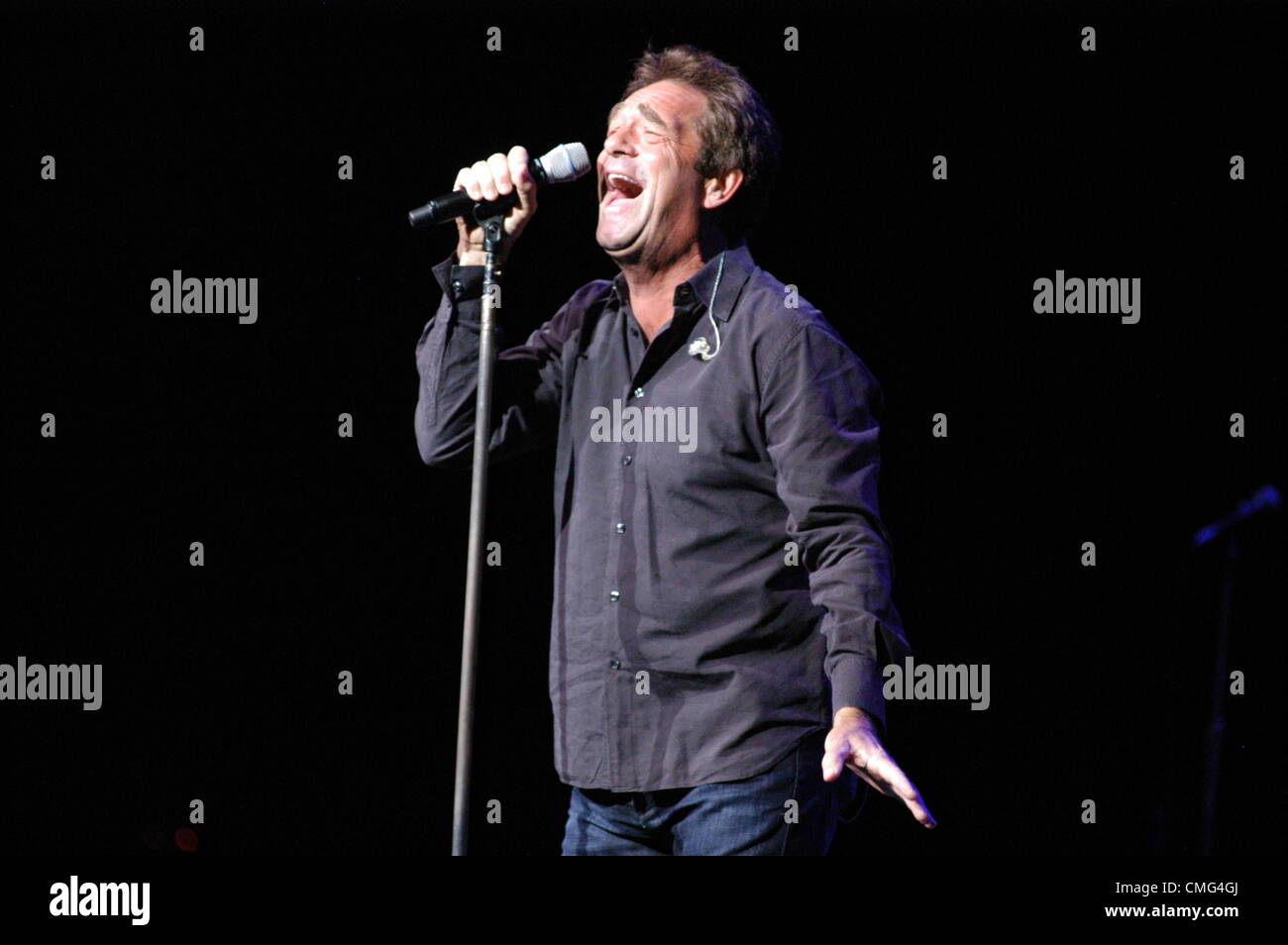 Huey Lewis betritt die Bühne im MGM Grand im Foxwoods Resort Casino in Mashantucket CT am 4. August 2012. Seine Fans sang und tanzte zu seiner klassischen Hits. Fotos von Anna Barber Stockfoto