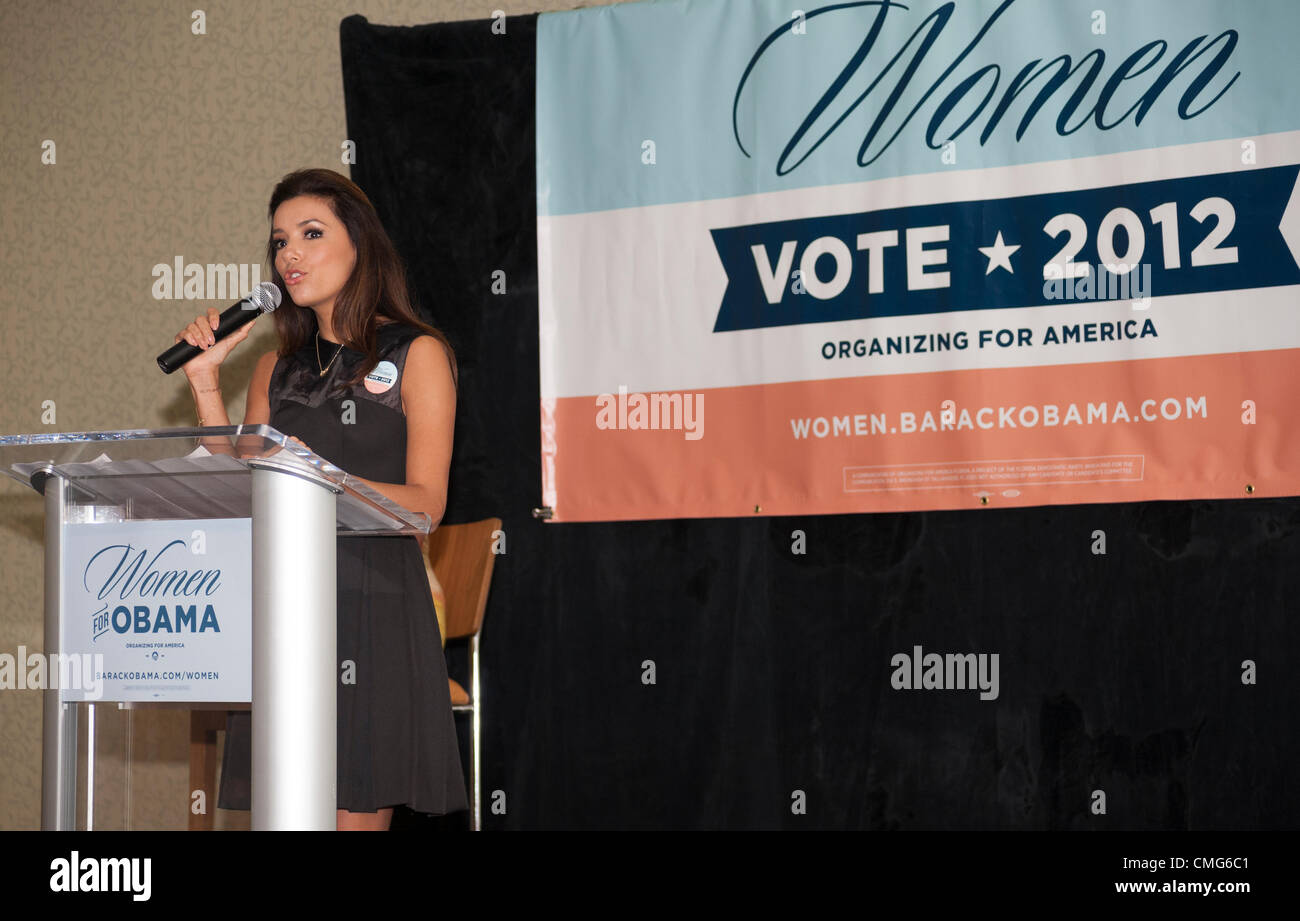 Orlando, Florida, USA, Sonntag, 5. August 2012. Frauen stimmen 2012 Gipfel. Schauspielerin Eva Longoria spricht mit Wählerinnen. Alle Umfragen zeigen wie wichtig Frauen stimmen Sie für US-Präsident Barack Obama. Um Frauen Abstimmung zu energetisieren, beschreibt Eva Longoria Frauenfragen geht es bei der kommenden Wahl: gleicher Lohn, geschlechtsbedingter Diskriminierung im Gesundheitswesen, die Rechte der Frauen. Stockfoto