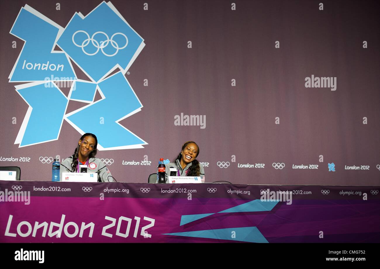 6. August 2012 - London, England, Vereinigtes Königreich - amerikanische Sprinter (R-L) SANYA RICHARDS-ROSS und DEEDEE TROTTER diskutieren ihre Medaille gewinnen 400 Meter Auftritte mit während einer Pressekonferenz auf die Sommerspiele 2012 in London.  Richards-Ross gewann in einer Zeit von 49,55 Sekunden und Trotter wurde Dritter. (Kredit-Bild: © Mark Makela/ZUMAPRESS.com) Stockfoto