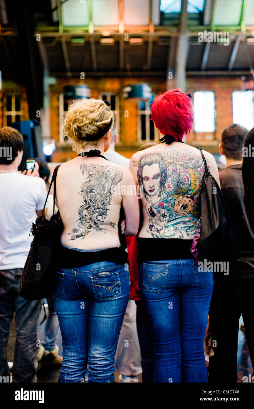 Manchester, UK - 4. August 2012: zwei tätowierte Mädchen besuchen die Manchester Tattoo Show, eine der beliebtesten Konventionen des UK-Tattoo-Community. Stockfoto